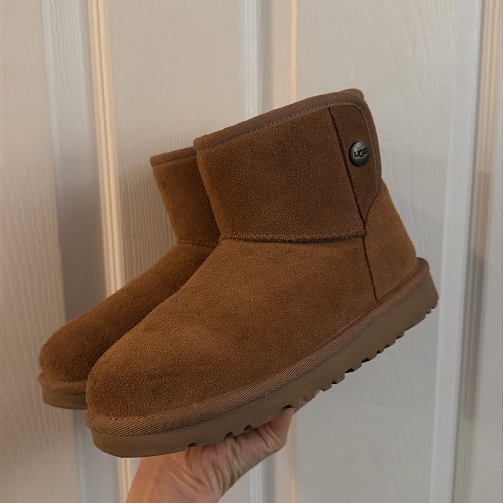Ugg Jona Boot Mini Classic Size 4 Chesnut